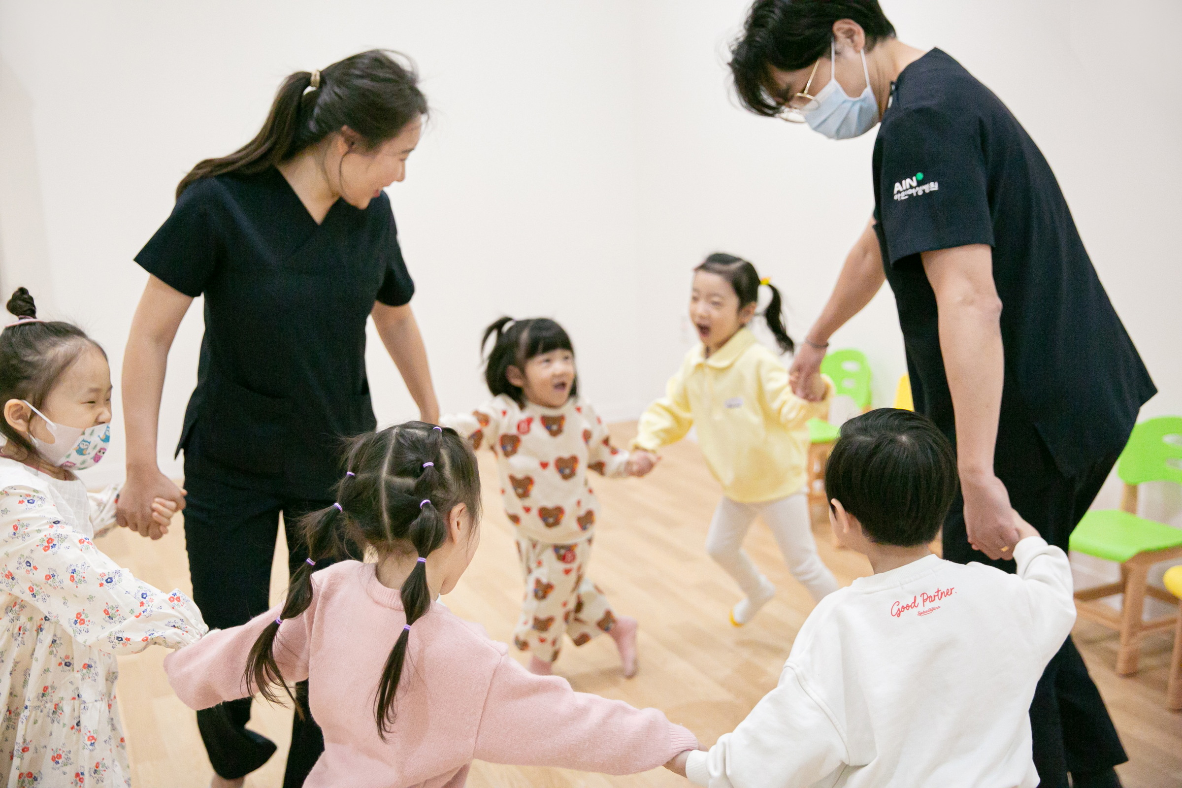 여러 아동이 함께 움직이며 참여하는 또래 상호작용 활동